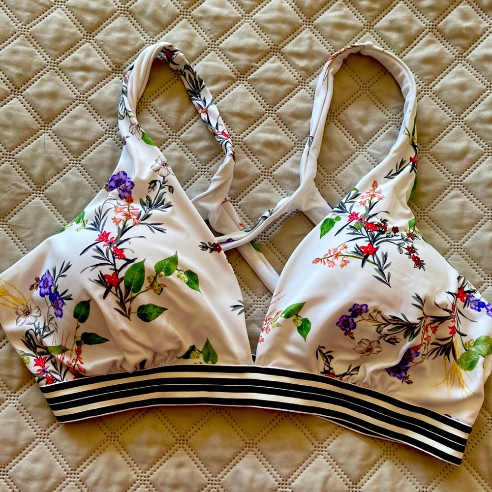 Athleta bikini top NWT. Never worn.